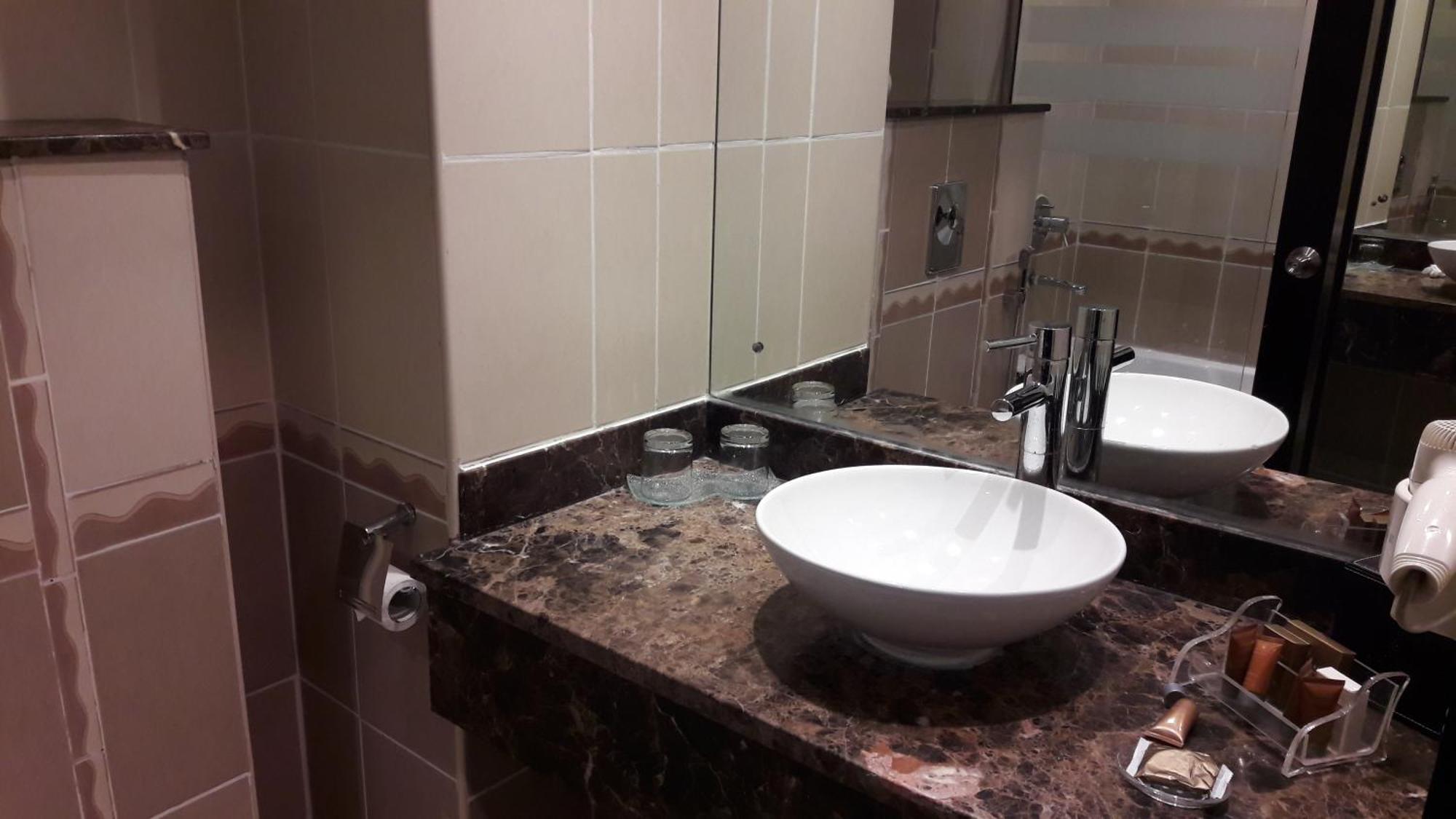 Landmark Riqqa Hotel Дубай Екстериор снимка